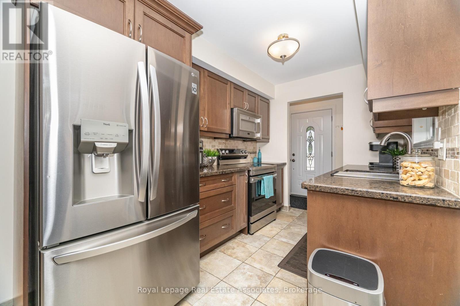 225 Golfwood Drive, Hamilton, Ontario  L9C 7C6 - Photo 12 - X12396473