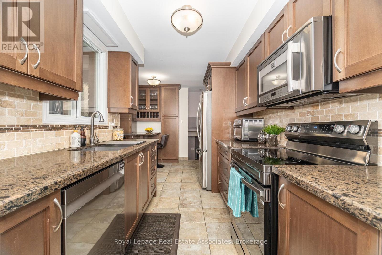 225 Golfwood Drive, Hamilton, Ontario  L9C 7C6 - Photo 13 - X12396473