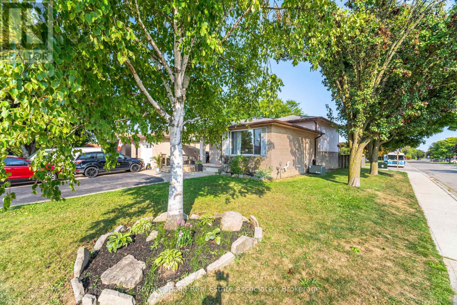 225 Golfwood Drive, Hamilton, Ontario  L9C 7C6 - Photo 3 - X12396473