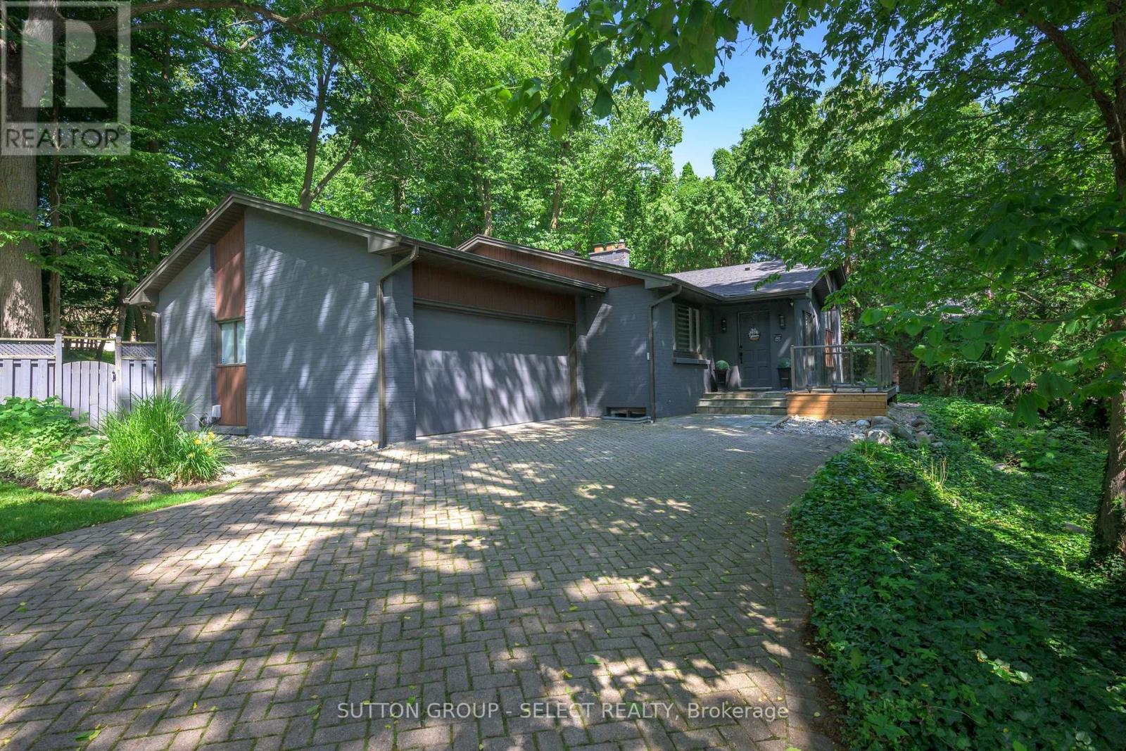 1625 Hillside Drive, London North (North A), Ontario  N6G 2R1 - Photo 3 - X12395771