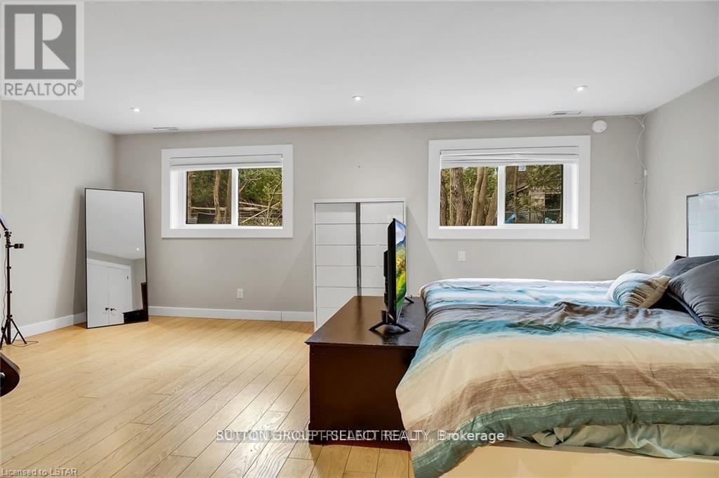 1625 Hillside Drive, London North (North A), Ontario  N6G 2R1 - Photo 30 - X12395771