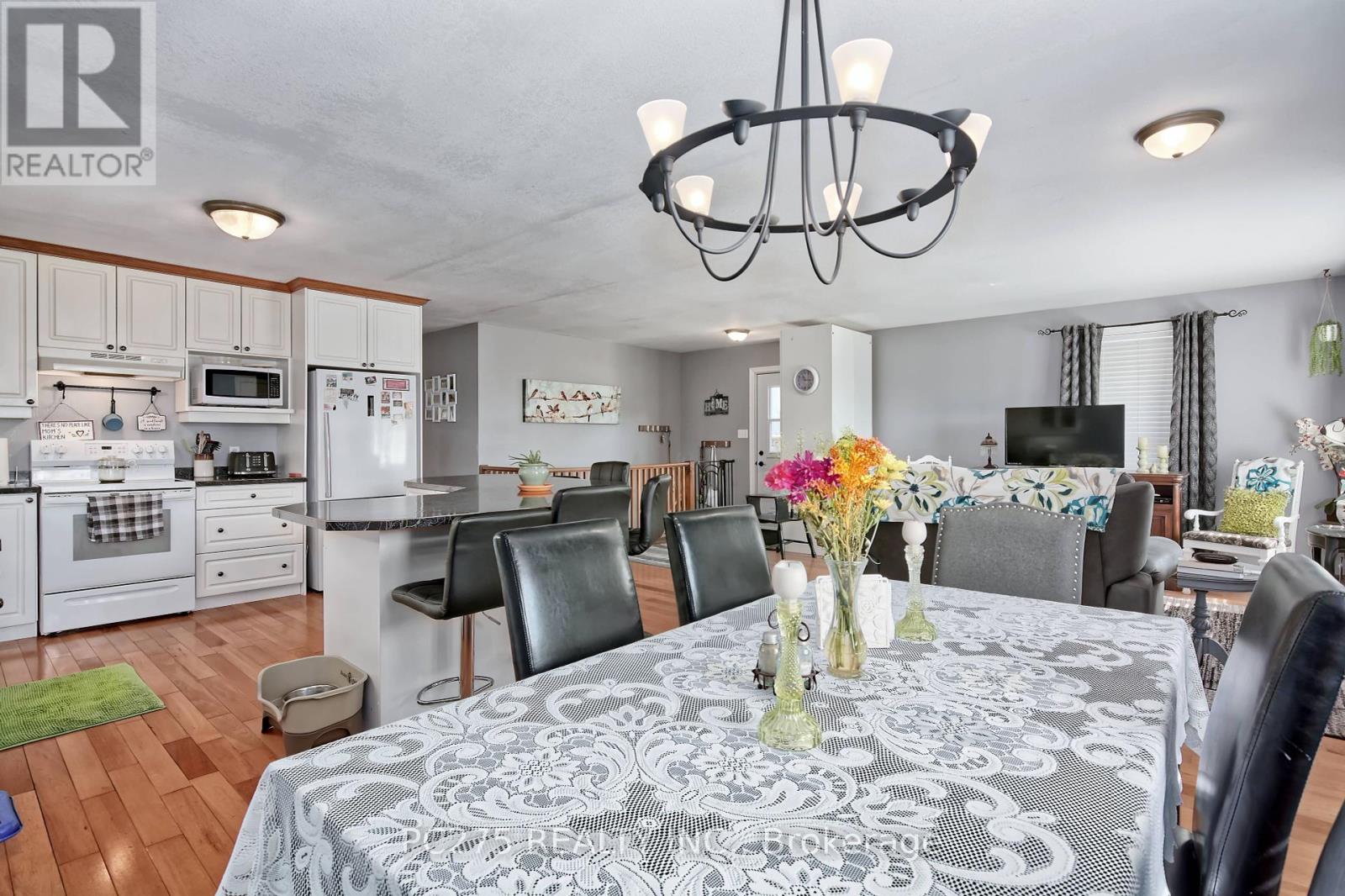 254 South Street, Southwest Middlesex, Ontario  N0L 1M0 - Photo 6 - X12396885