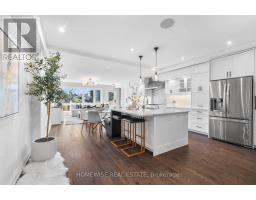 17 EARNSCLIFFE ROAD, Toronto, Ontario