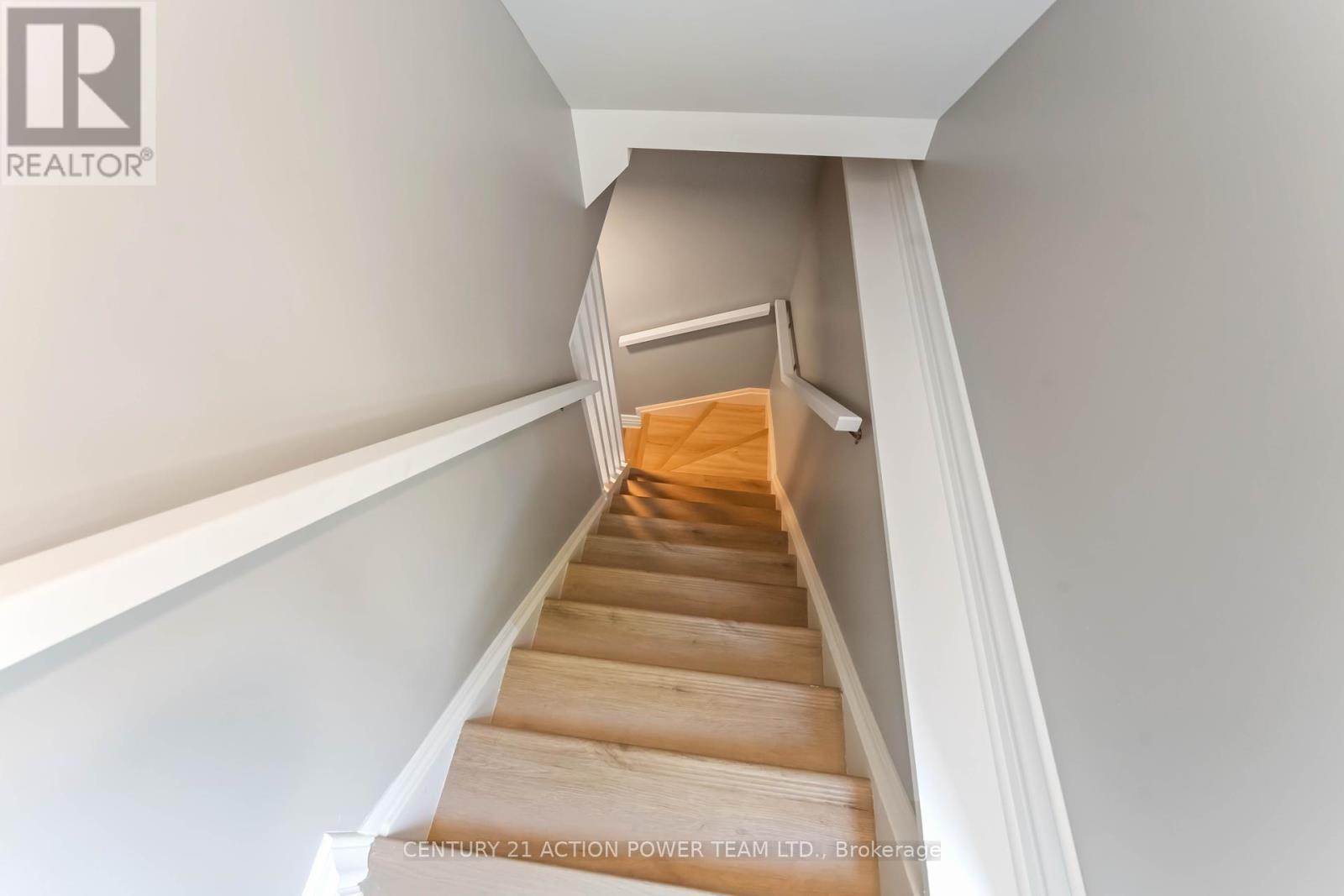 B - 427 Grassland Terrace, Ottawa, Ontario  K1E 2S1 - Photo 3 - X12396897