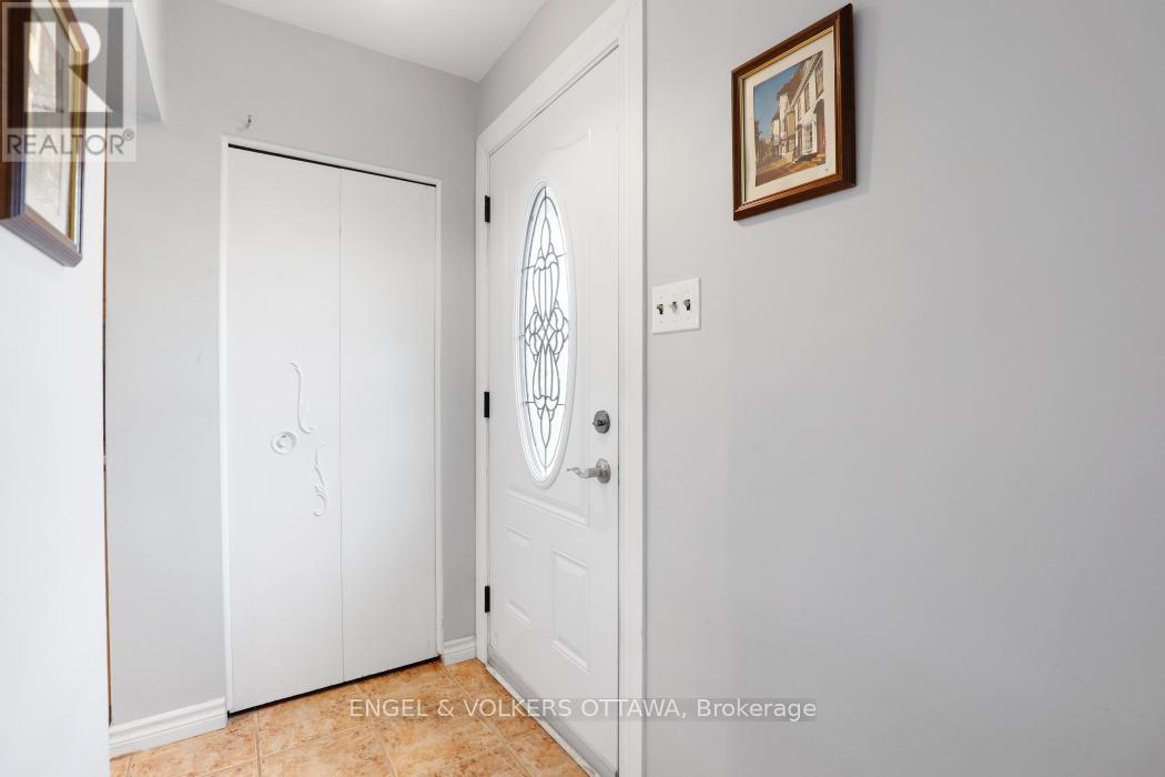 814 Pleasant Park Road, Ottawa, Ontario  K1G 1Y9 - Photo 3 - X12396929