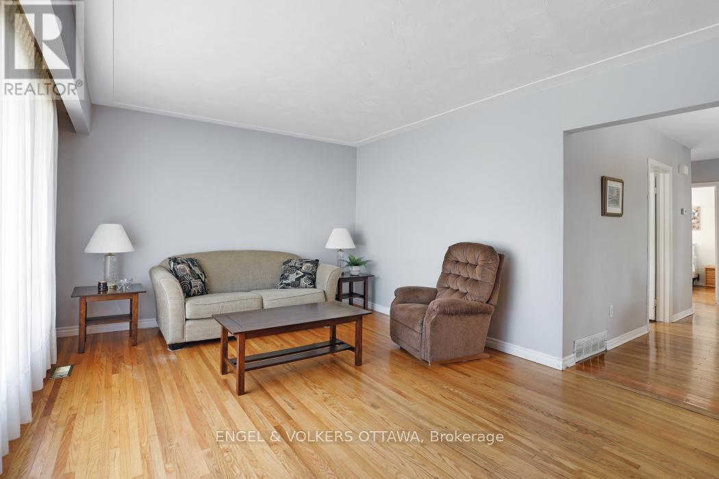 814 Pleasant Park Road, Ottawa, Ontario  K1G 1Y9 - Photo 4 - X12396929