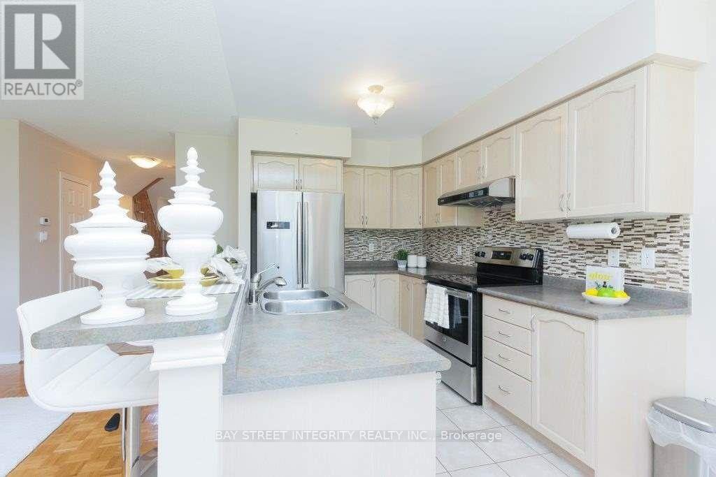 150 Valentina Drive, Markham, Ontario  L3R 4R9 - Photo 7 - N12396759