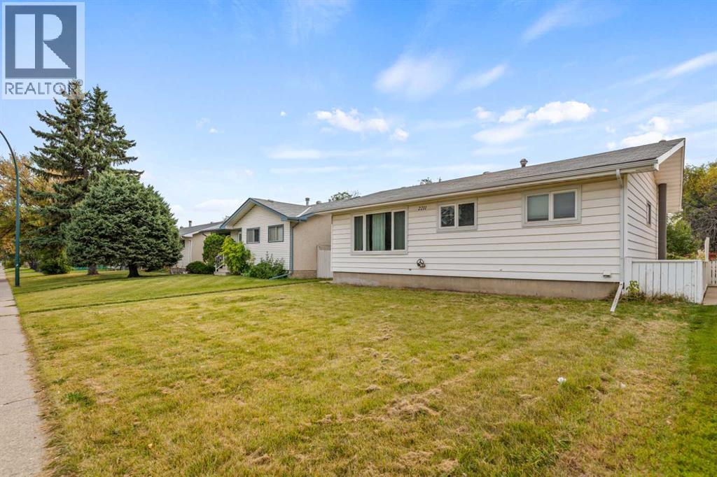 2211 43 Street Se, Calgary, Alberta  T2B 1H4 - Photo 3 - A2252924