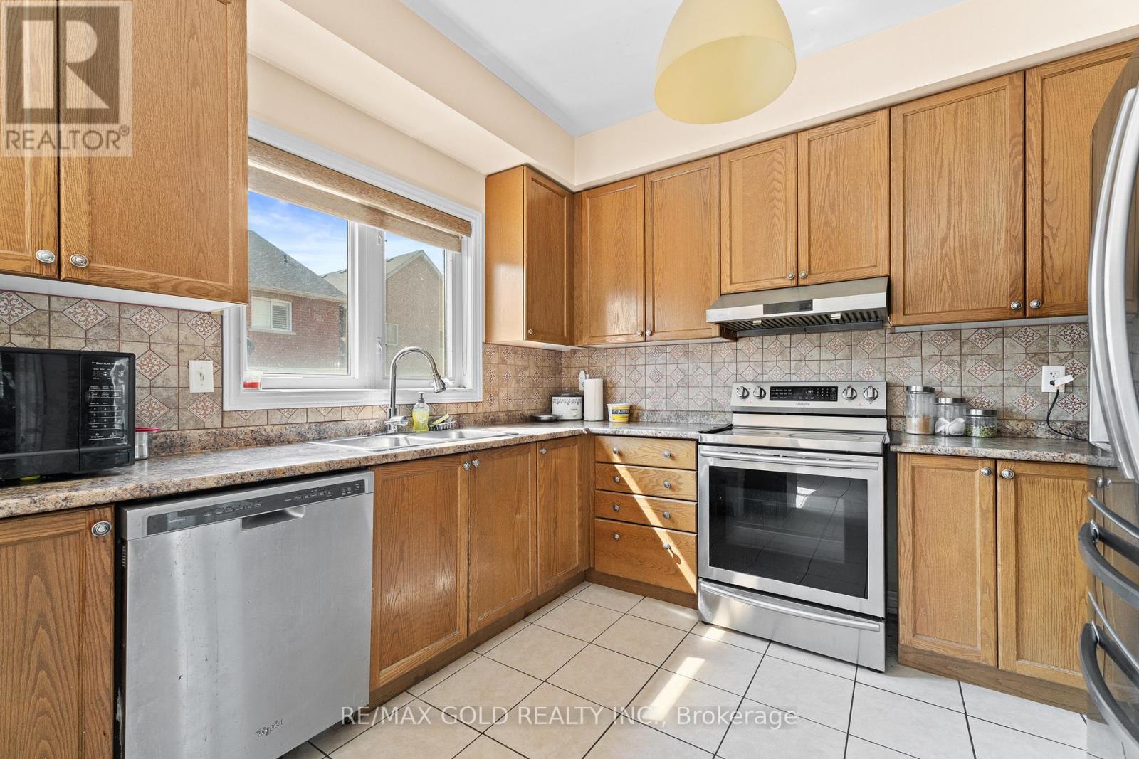 13 Footbridge Crescent, Brampton, Ontario  L6R 0K5 - Photo 9 - W12220468