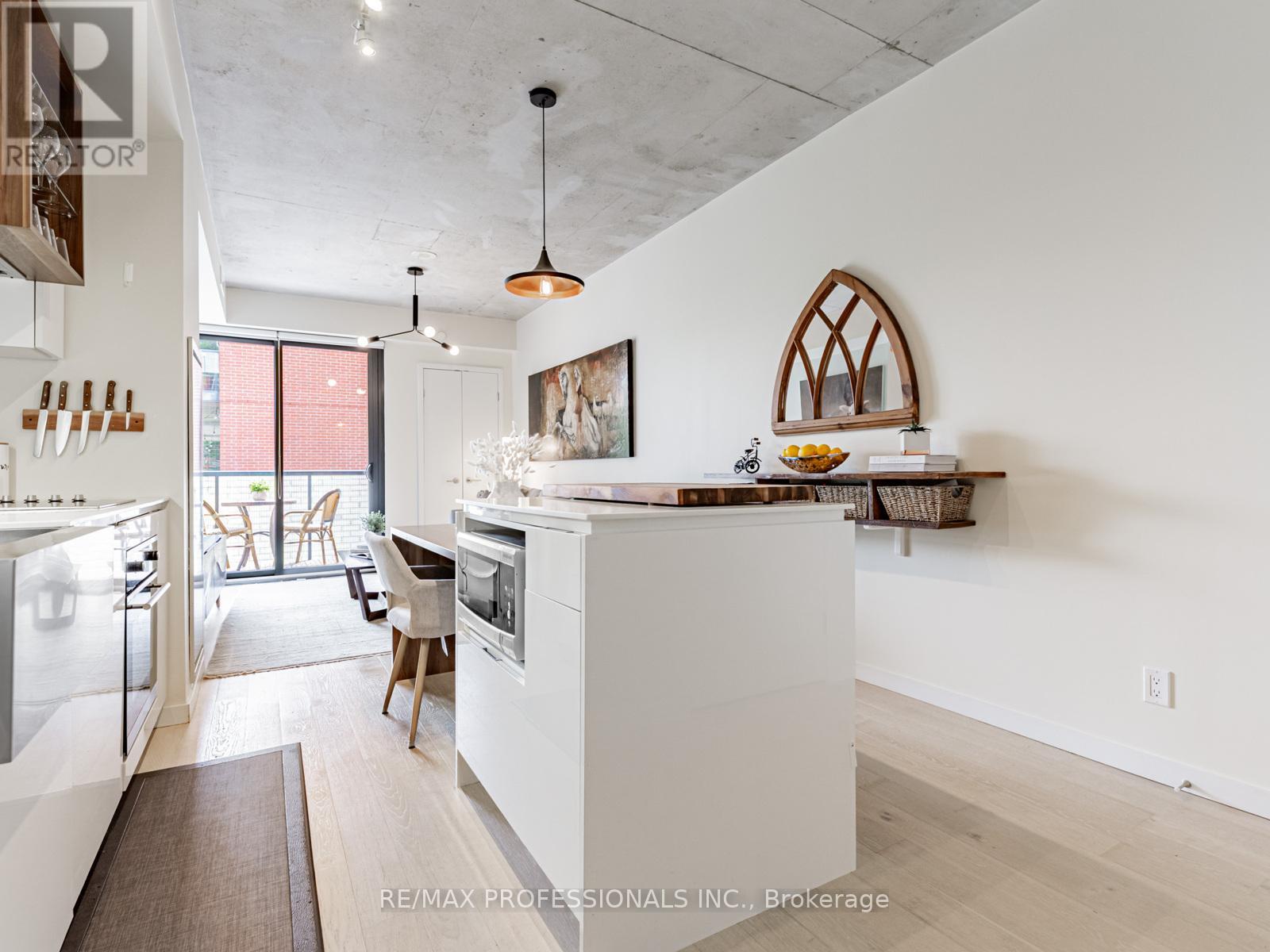 401 - 383 Sorauren Avenue, Toronto, Ontario  M6R 0A4 - Photo 6 - W12396696