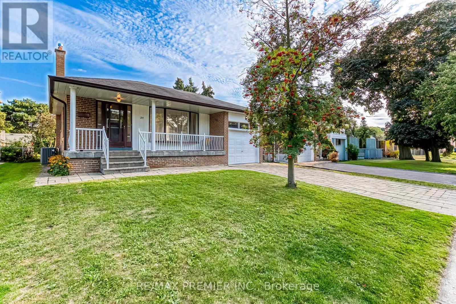 Property at 217 LA ROSE AVENUE image 3