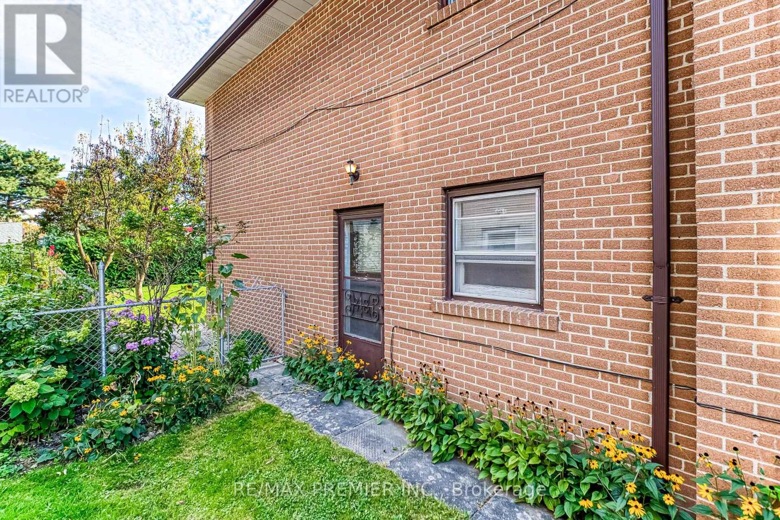 217 La Rose Avenue, Toronto, Ontario  M9P 1B6 - Photo 38 - W12396720