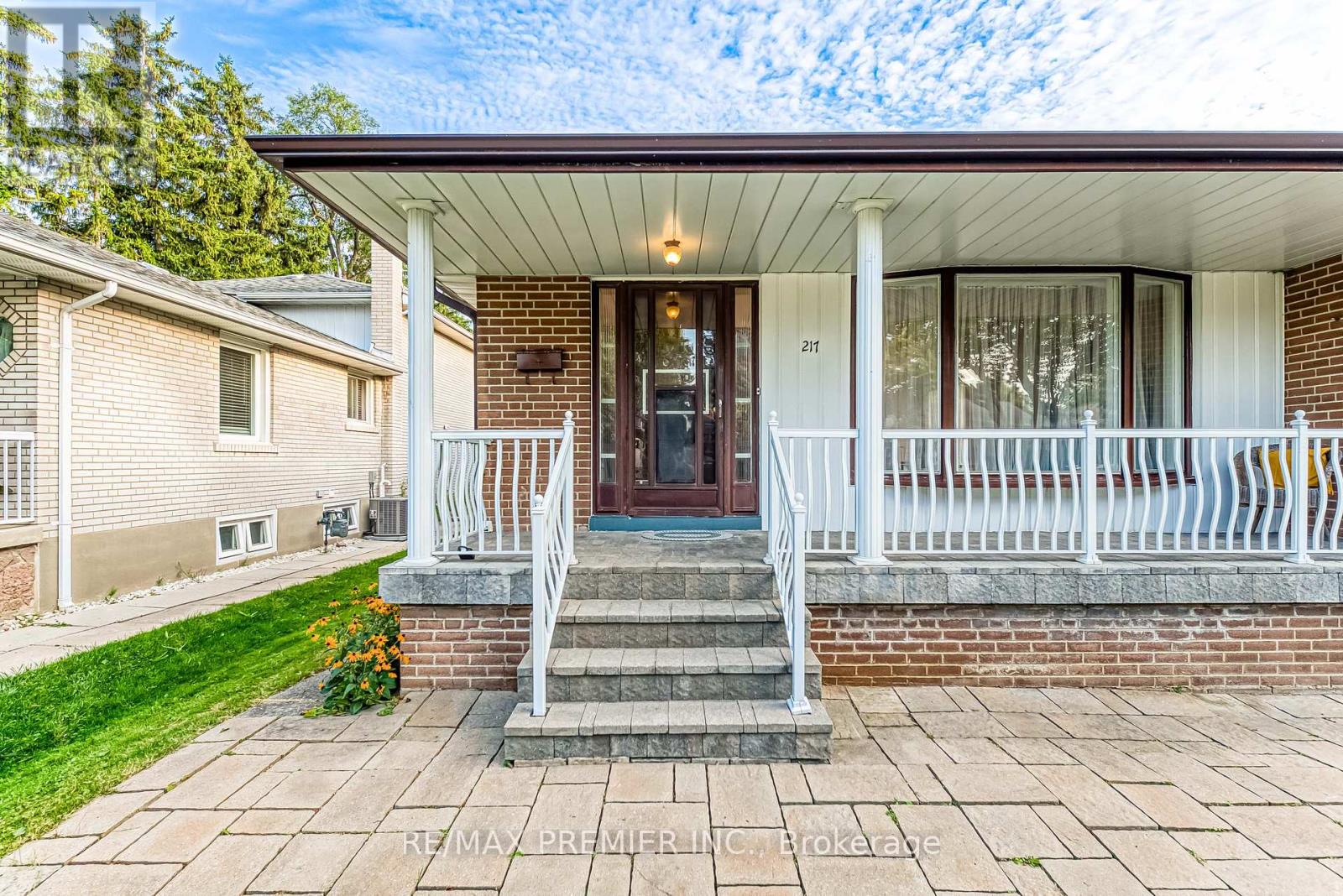 Property at 217 LA ROSE AVENUE image 4