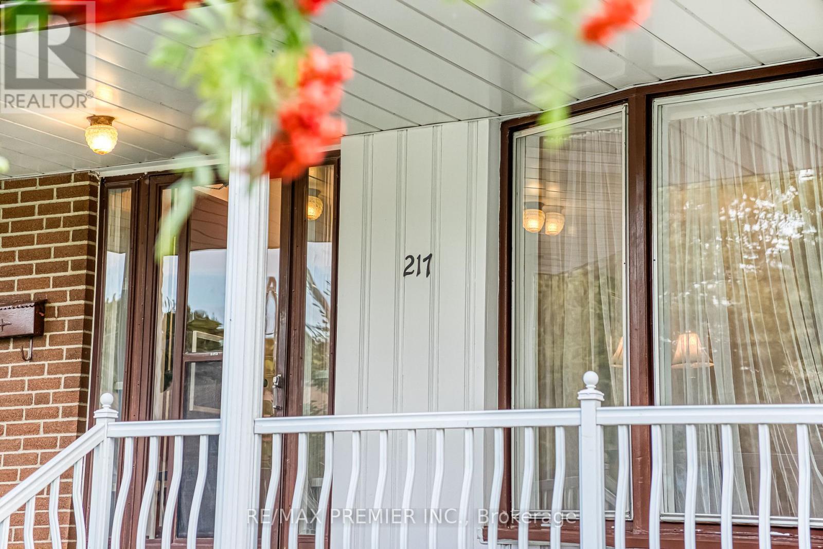 Property at 217 LA ROSE AVENUE image 5