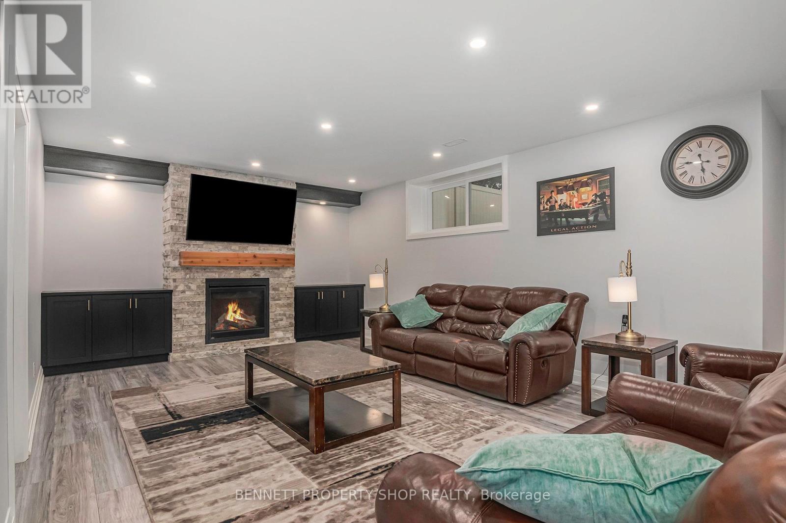 10 Westwood Drive, Ottawa, Ontario  K2G 2W7 - Photo 19 - X12397017