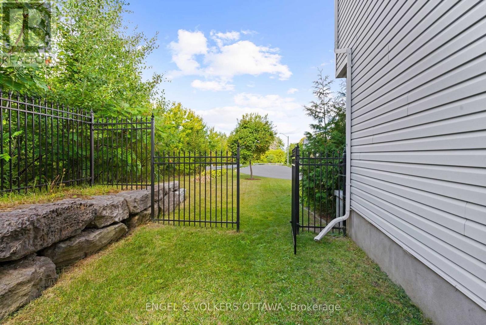 135 Challenge Crescent, Ottawa, Ontario  K4A 0T9 - Photo 12 - X12397022