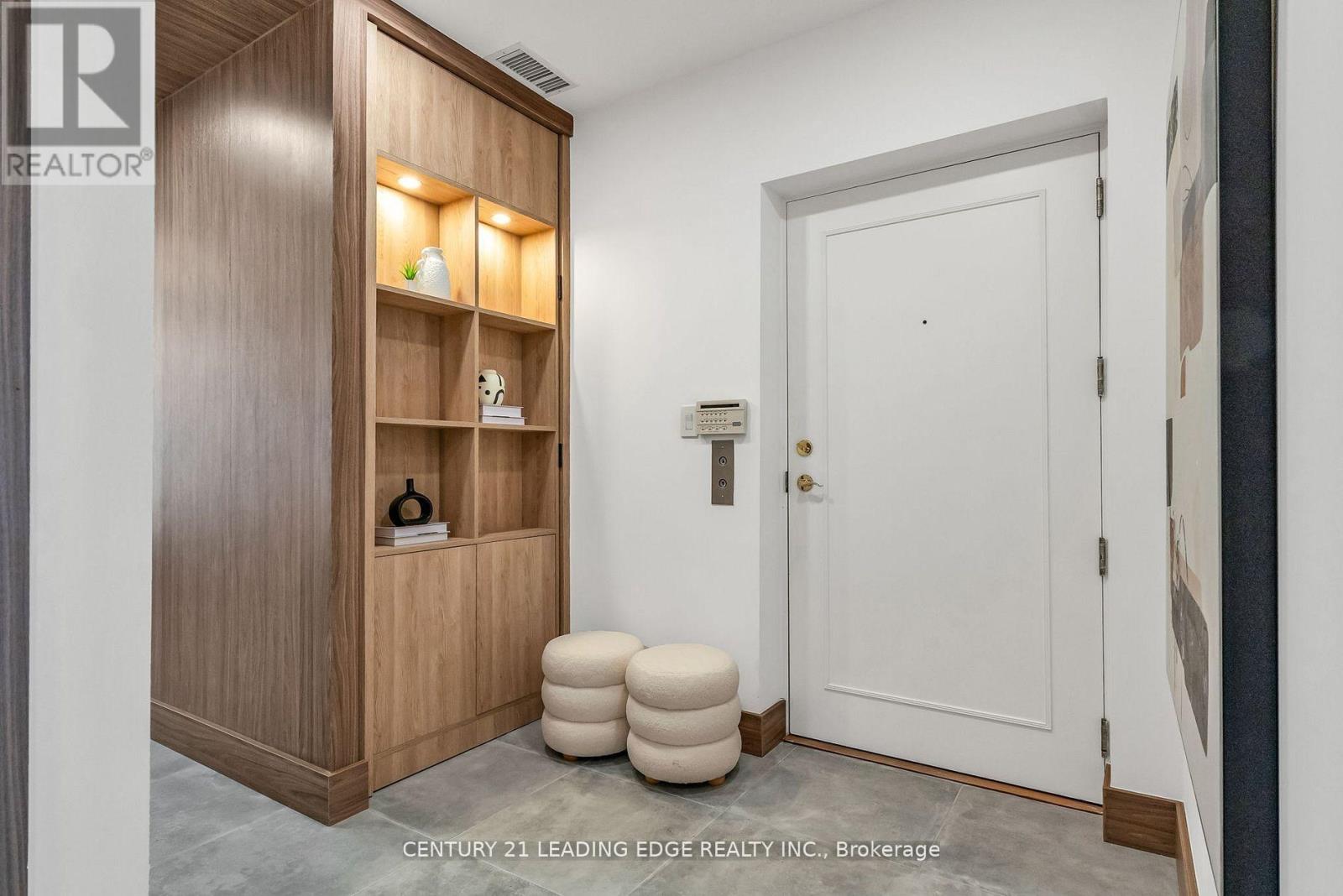 208 - 1 Watergarden Way, Toronto, Ontario  M2K 2Z7 - Photo 2 - C12396829