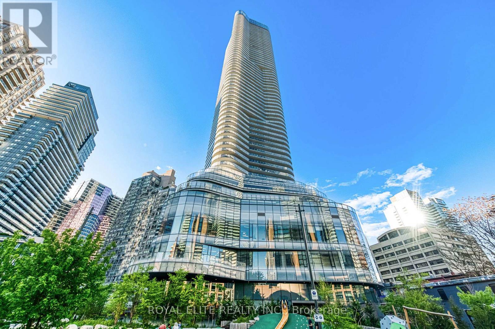 612 - 11 Wellesley Street W, Toronto, Ontario  M4Y 0G4 - Photo 2 - C12396862