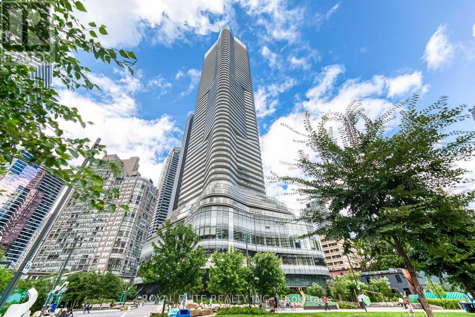612 - 11 Wellesley Street W, Toronto, Ontario  M4Y 0G4 - Photo 3 - C12396862