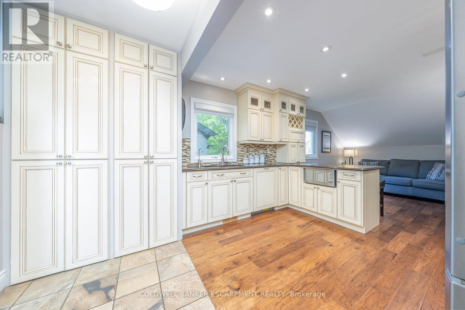 28 Main Street N, Halton Hills, Ontario  L7J 1W1 - Photo 5 - W12396780