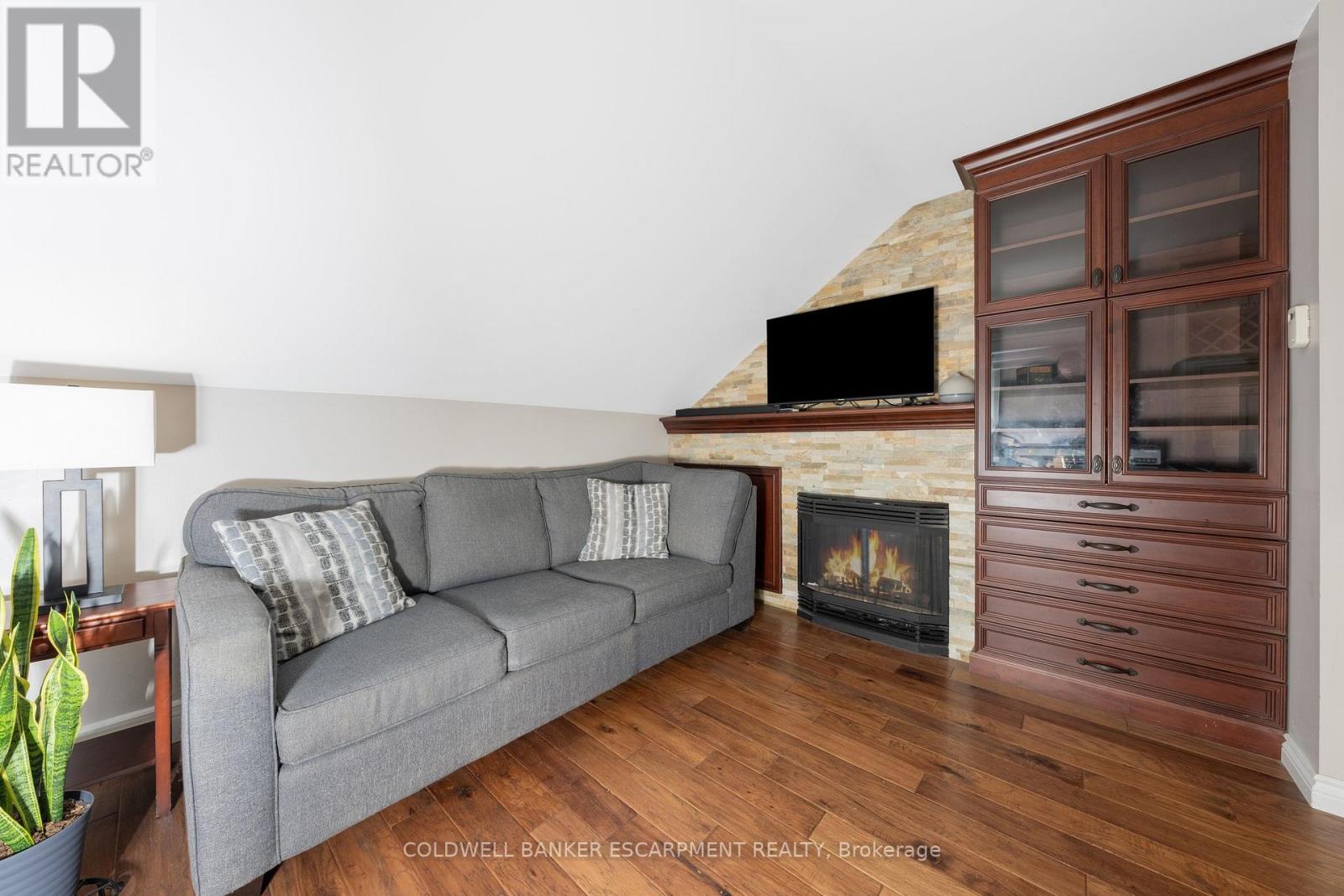 28 Main Street N, Halton Hills, Ontario  L7J 1W1 - Photo 8 - W12396780