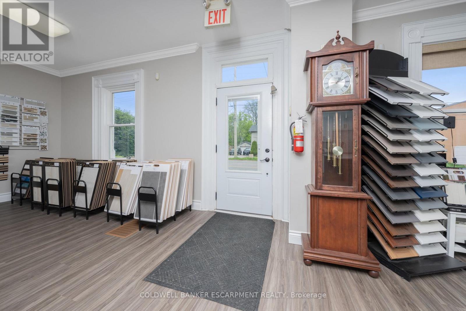 28 Main Street N, Halton Hills, Ontario  L7J 1W1 - Photo 5 - W12396782