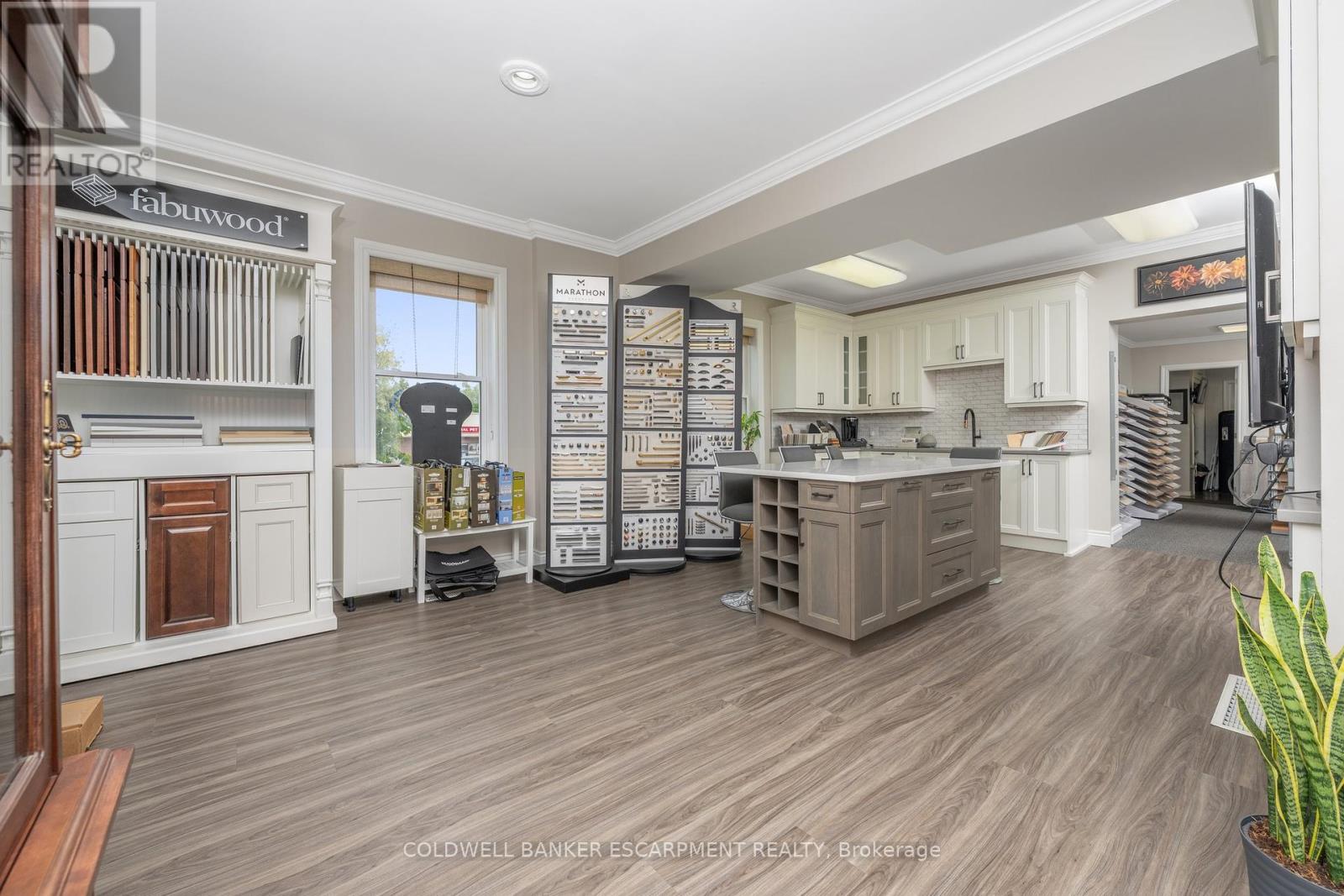 28 Main Street N, Halton Hills, Ontario  L7J 1W1 - Photo 6 - W12396782