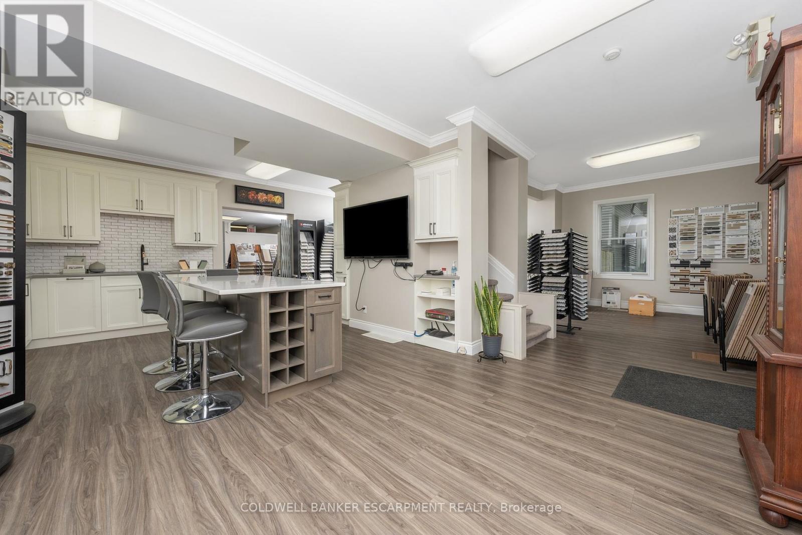 28 Main Street N, Halton Hills, Ontario  L7J 1W1 - Photo 8 - W12396782