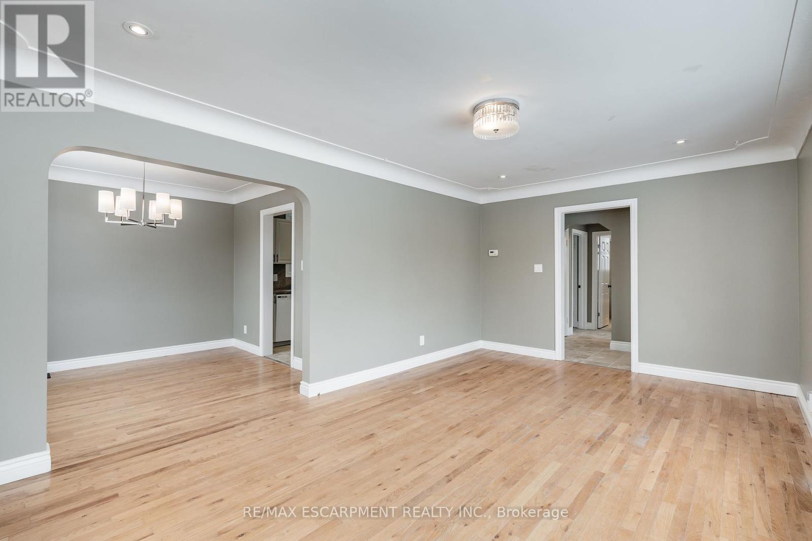 (Upper) - 317 King Street E, Hamilton, Ontario  L8G 1M2 - Photo 1 - X12396804