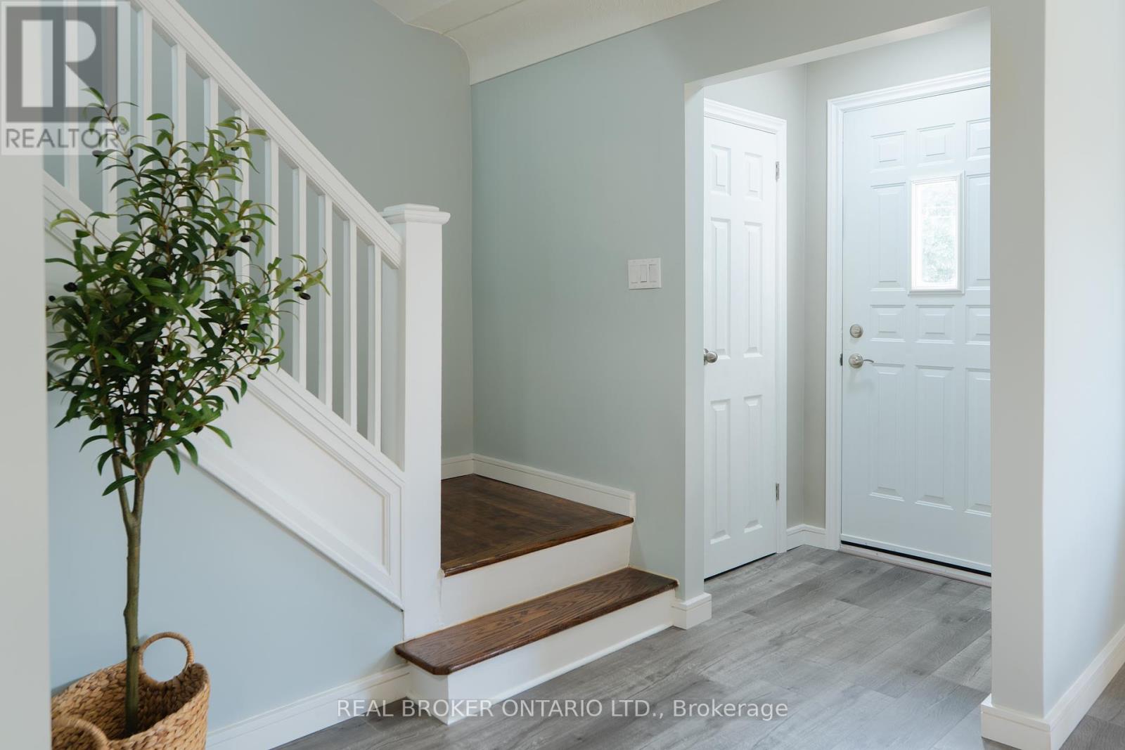 39 Cloverhill Road, Hamilton, Ontario  L9C 3L6 - Photo 6 - X12396836
