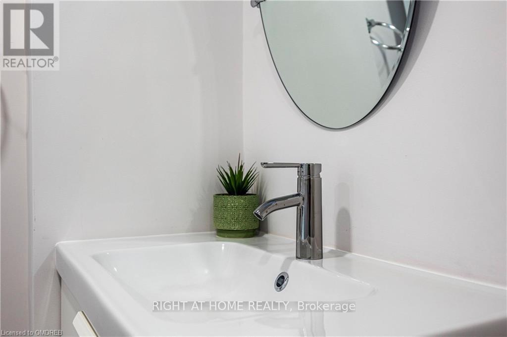 60 Champlain Avenue, Hamilton (Greenford), Ontario  L8G 2H7 - Photo 18 - X12396911