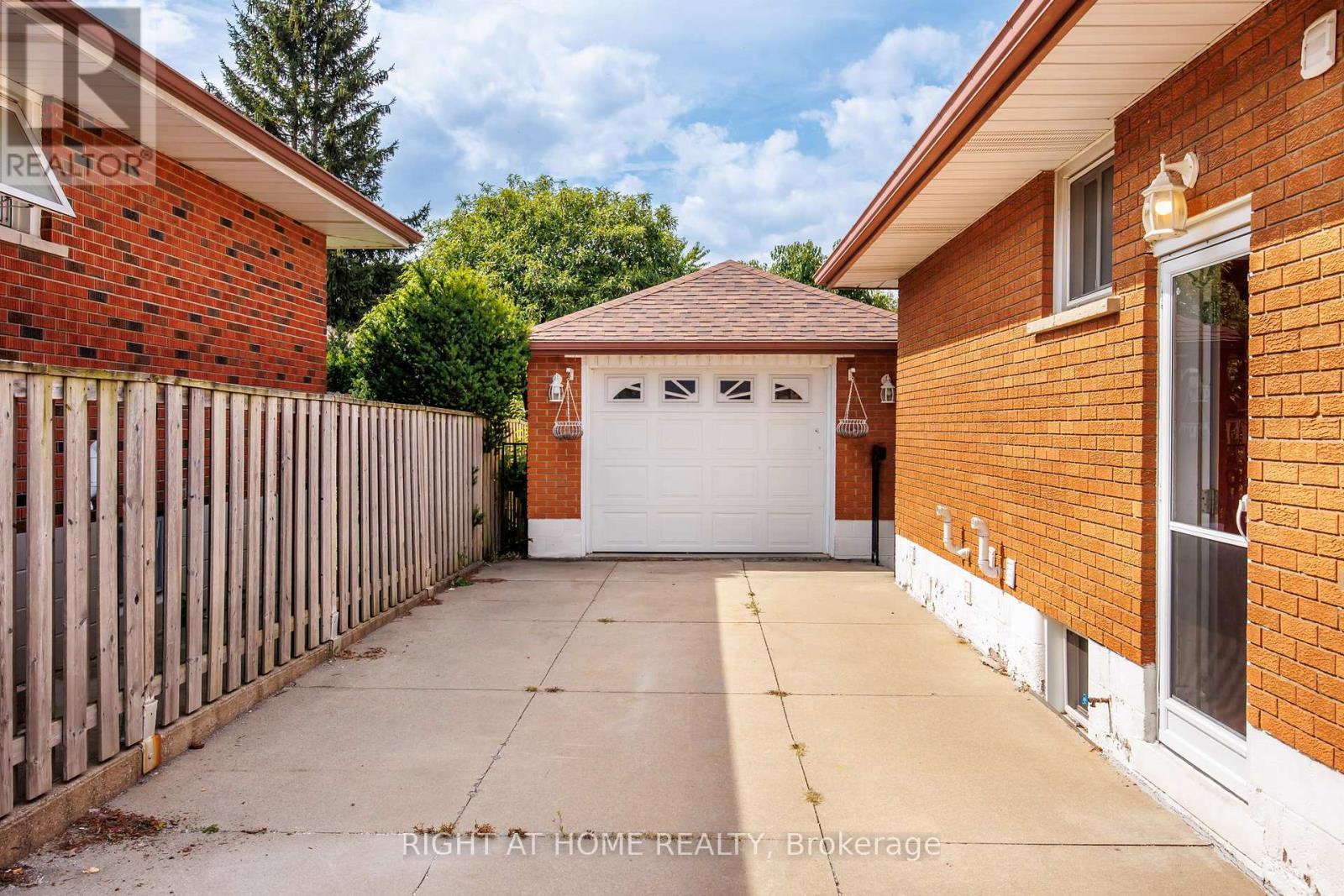 60 Champlain Avenue, Hamilton (Greenford), Ontario  L8G 2H7 - Photo 2 - X12396911