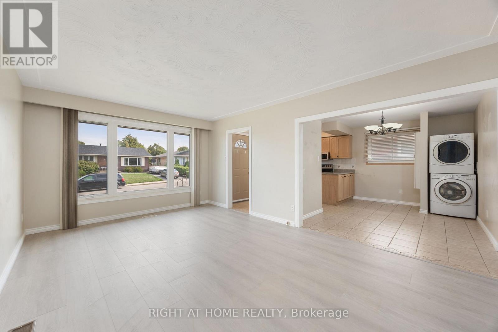 60 Champlain Avenue, Hamilton (Greenford), Ontario  L8G 2H7 - Photo 21 - X12396911