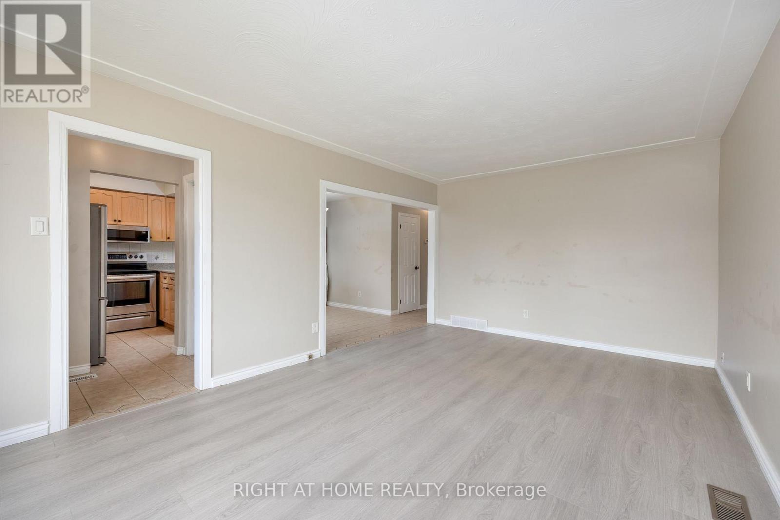 60 Champlain Avenue, Hamilton (Greenford), Ontario  L8G 2H7 - Photo 23 - X12396911