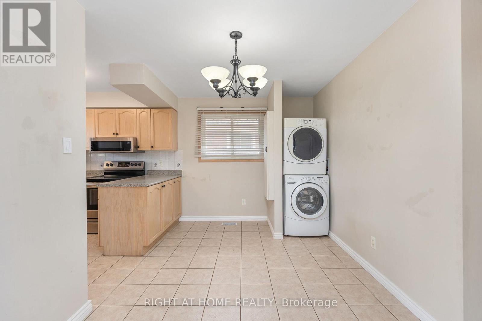 60 Champlain Avenue, Hamilton (Greenford), Ontario  L8G 2H7 - Photo 27 - X12396911