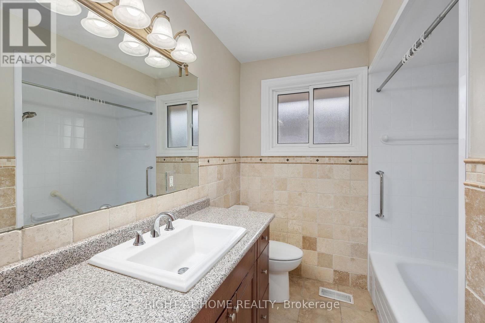 60 Champlain Avenue, Hamilton (Greenford), Ontario  L8G 2H7 - Photo 29 - X12396911