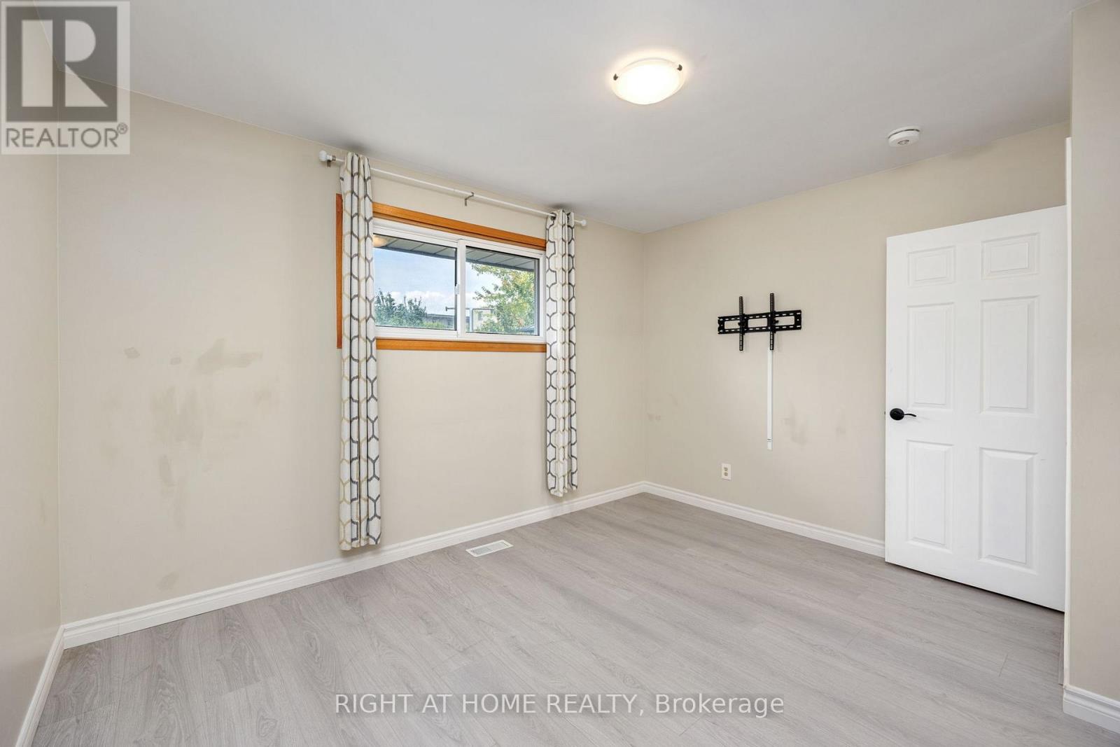 60 Champlain Avenue, Hamilton (Greenford), Ontario  L8G 2H7 - Photo 32 - X12396911