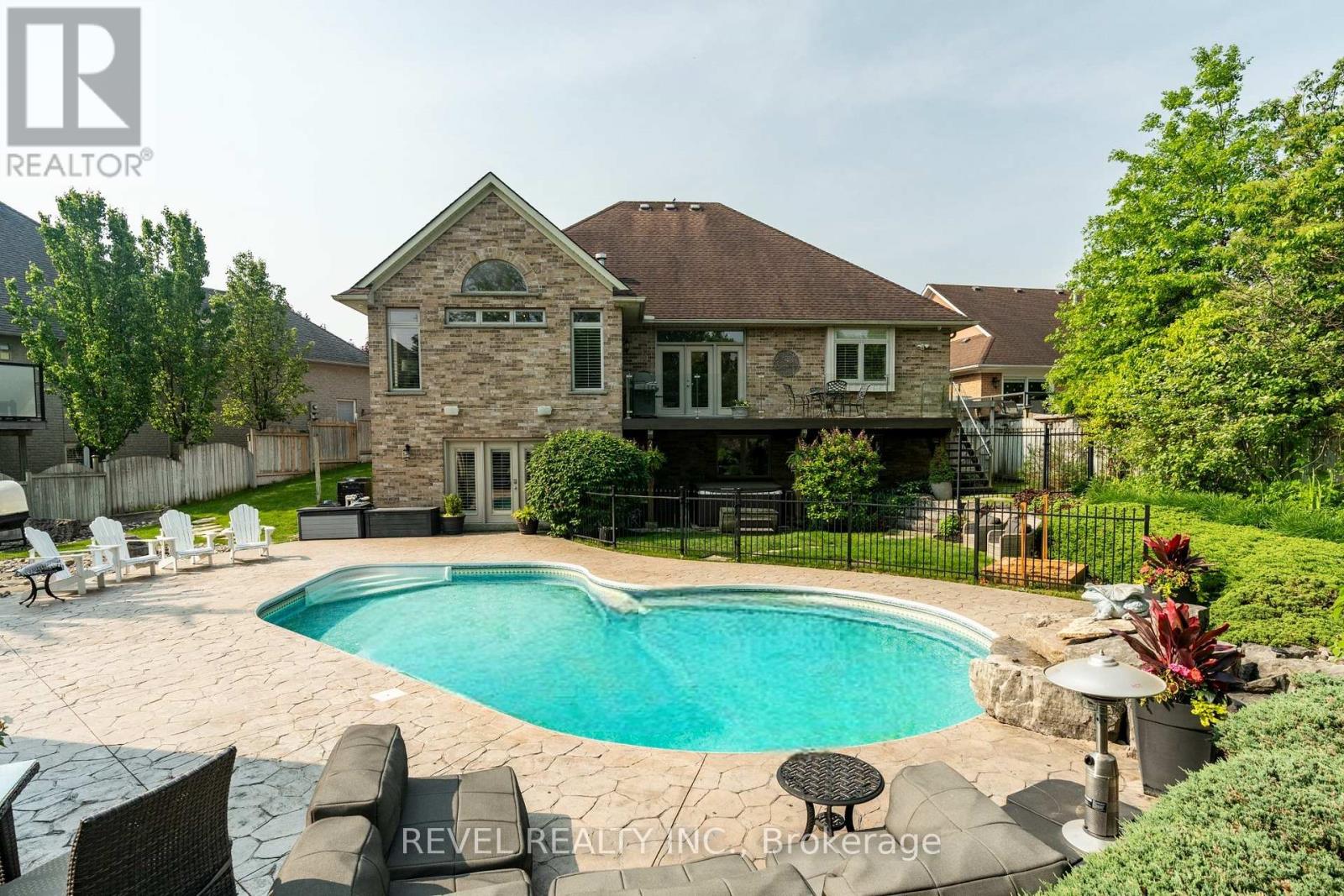 333 Milla Court, Waterloo, Ontario  N2L 6N4 - Photo 35 - X12396932