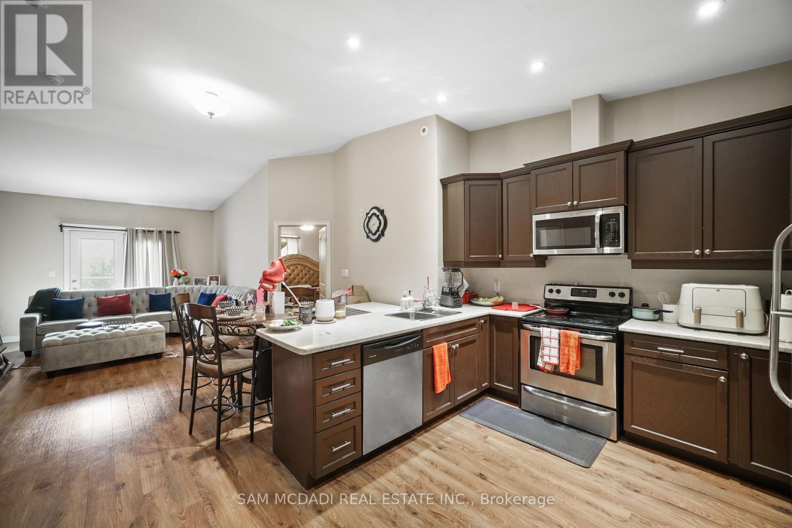 303 - 6928 Ailanthus Avenue, Niagara Falls (Arad/fallsview), Ontario  L2G 4C8 - Photo 6 - X12396935