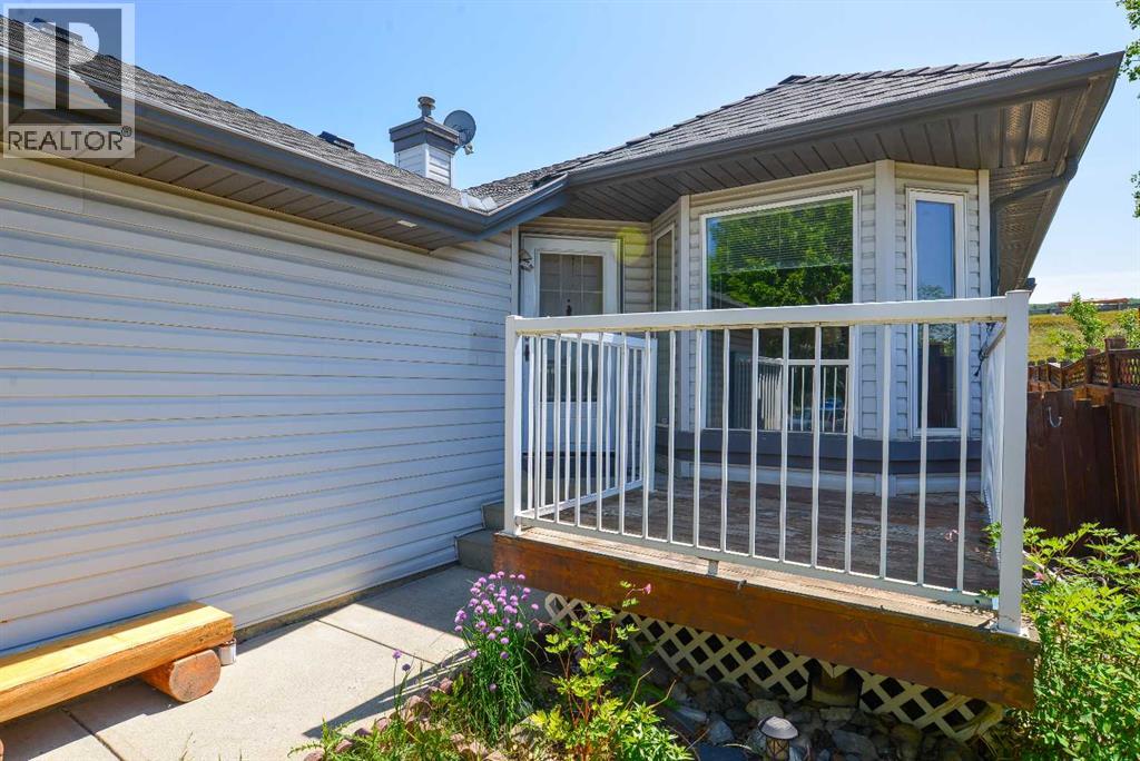 152 Valley Meadow Close Nw, Calgary, Alberta  T3B 5M2 - Photo 5 - A2256080