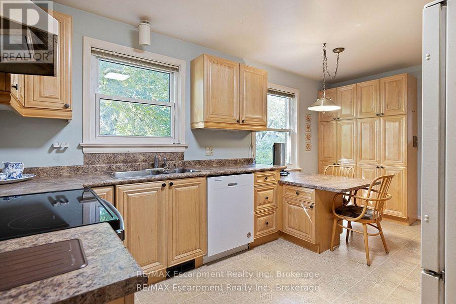 214 Donessle Drive, Oakville, Ontario  L6J 3Y6 - Photo 10 - W12137828