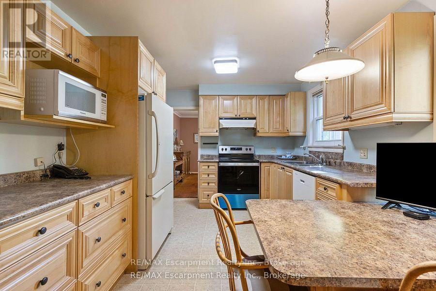 214 Donessle Drive, Oakville, Ontario  L6J 3Y6 - Photo 11 - W12137828