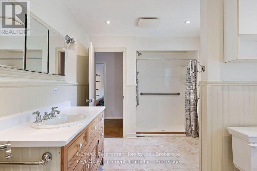 214 Donessle Drive, Oakville, Ontario  L6J 3Y6 - Photo 17 - W12137828