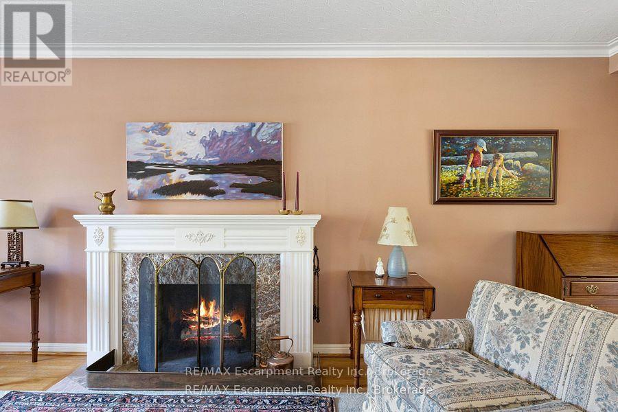 214 Donessle Drive, Oakville, Ontario  L6J 3Y6 - Photo 6 - W12137828