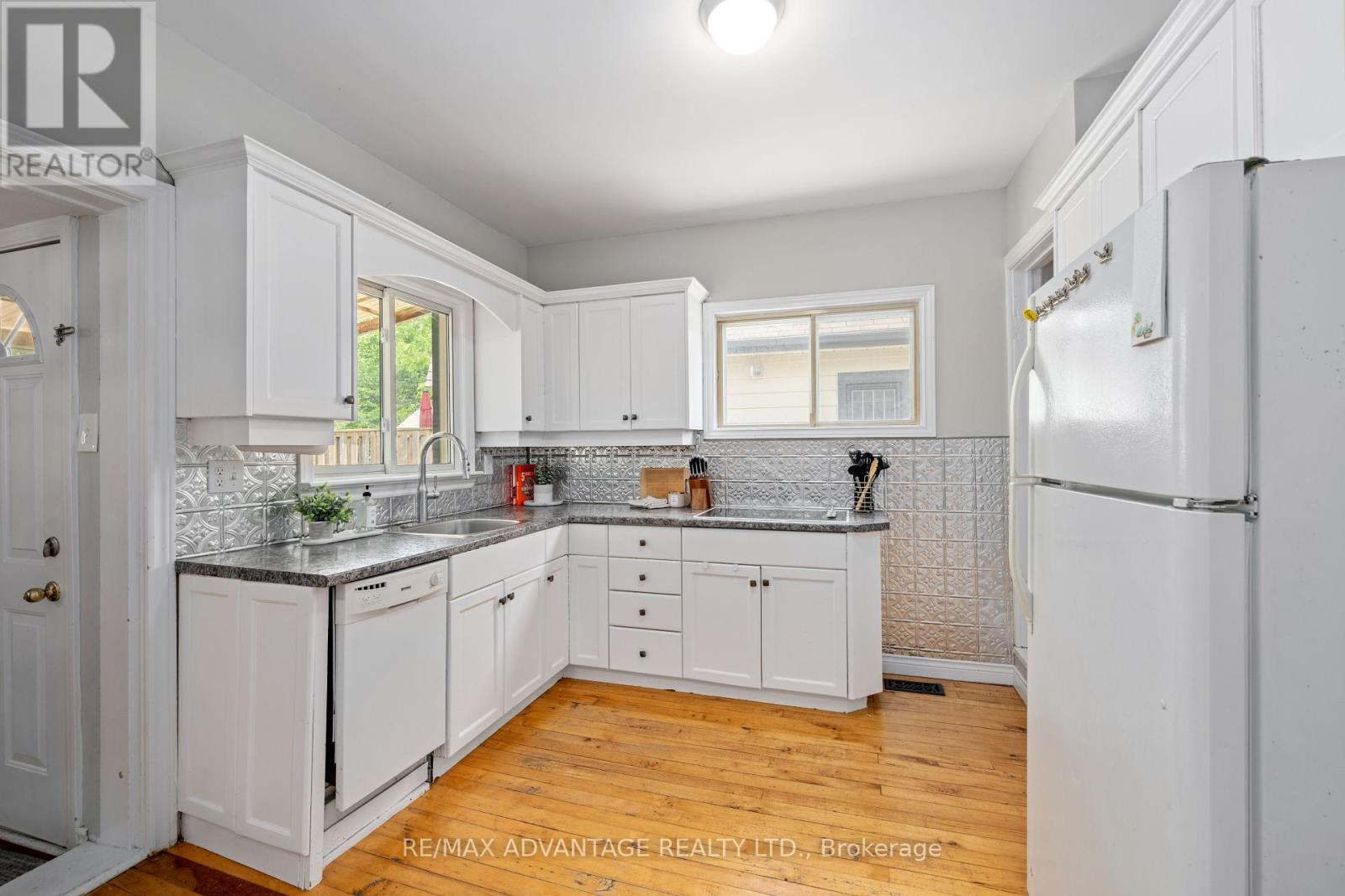 30 Langarth Street E, London South, Ontario  N6C 1Z1 - Photo 6 - X12397176