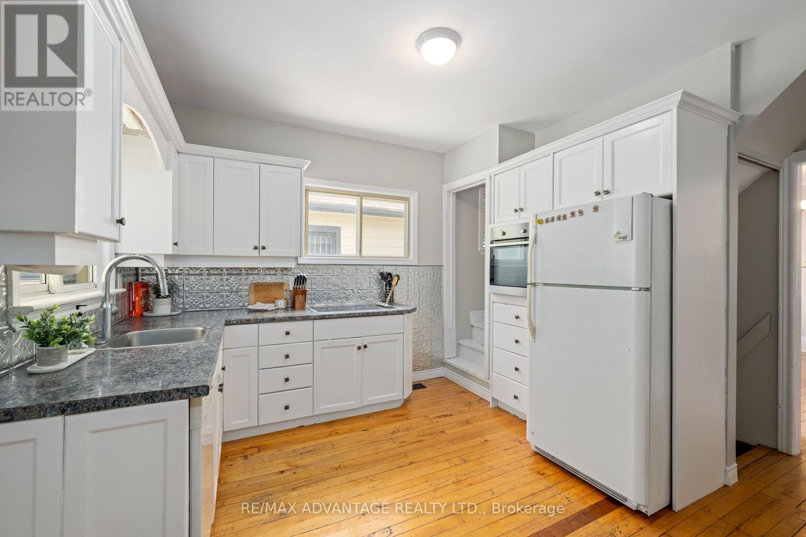30 Langarth Street E, London South, Ontario  N6C 1Z1 - Photo 7 - X12397176