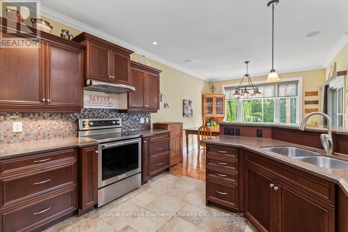 569 Creekwood Drive, Saugeen Shores, Ontario  N0H 2L0 - Photo 14 - X12397189