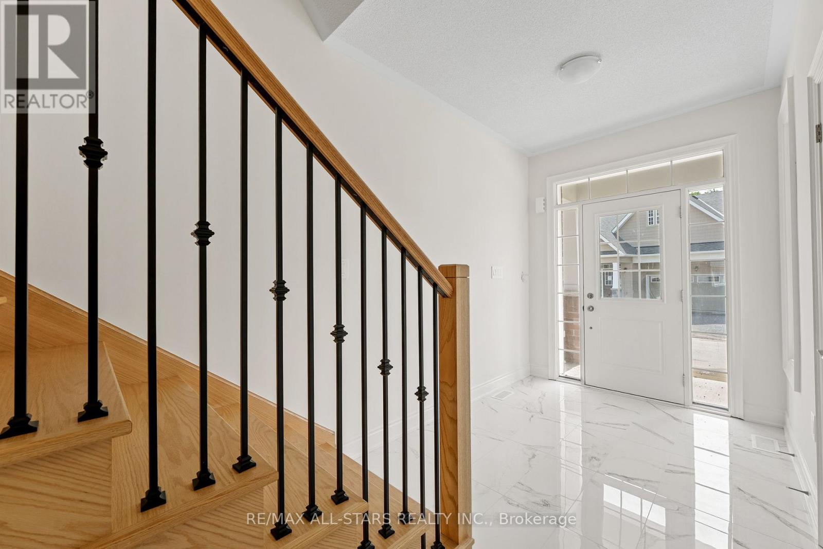 4 Palmira Drive, Georgina (Sutton & Jackson's Point), Ontario  L0E 1R0 - Photo 4 - N12397009