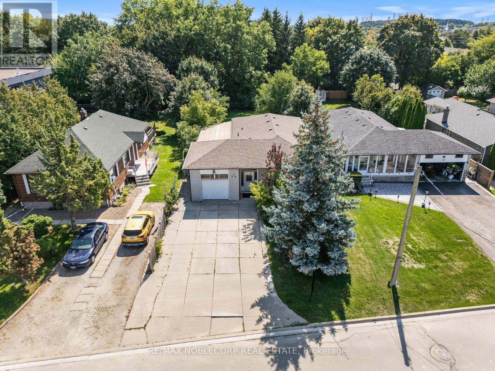 43 Railway Street, Vaughan (Maple), Ontario  L6A 1P7 - Photo 2 - N12397087