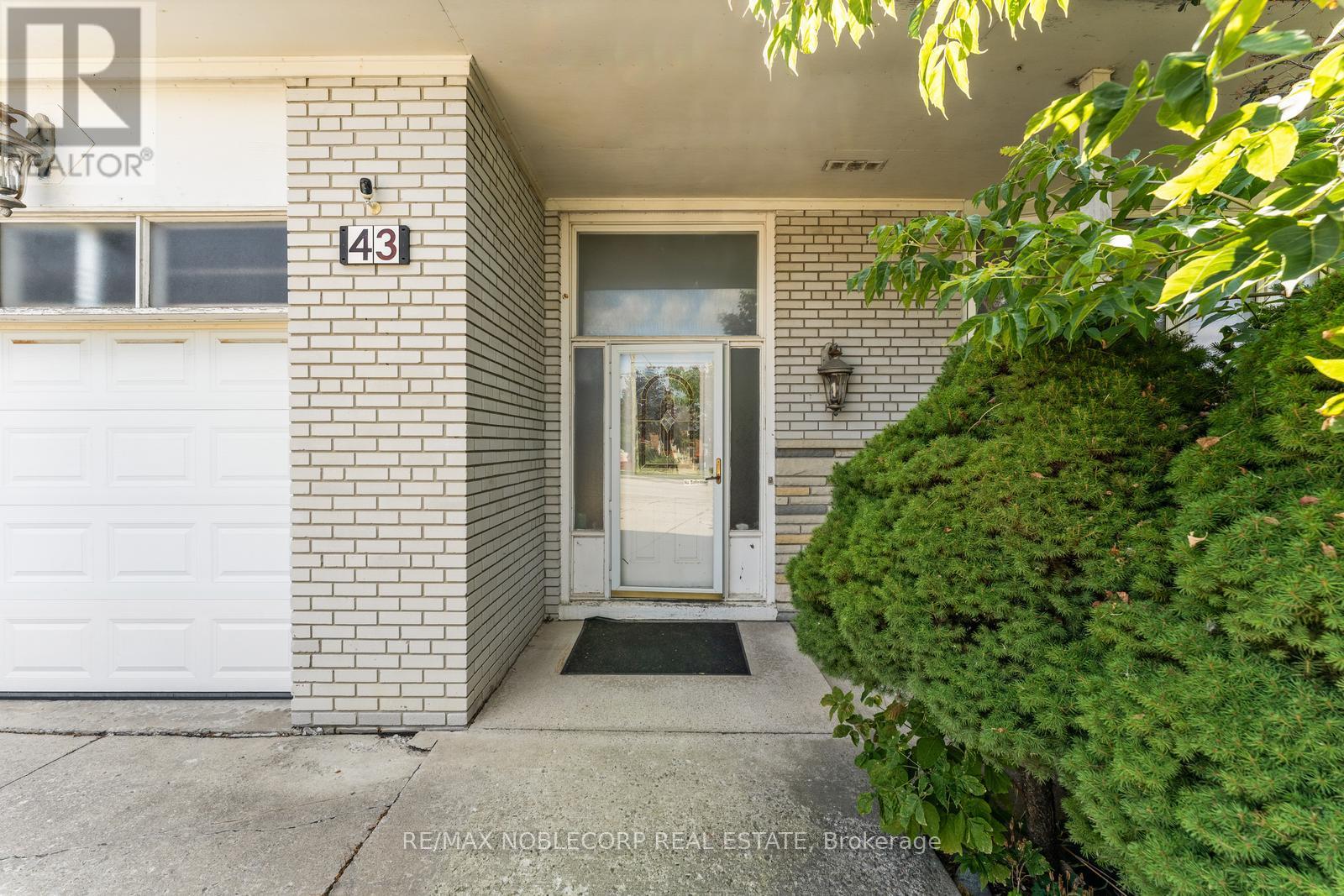 43 Railway Street, Vaughan (Maple), Ontario  L6A 1P7 - Photo 3 - N12397087